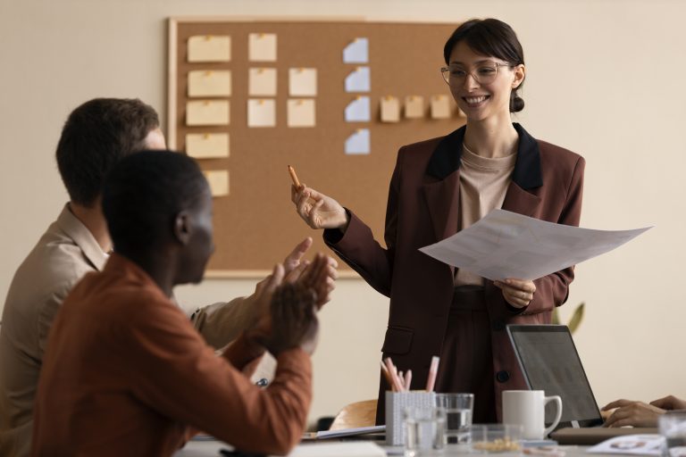 Entenda com o nosso guia completo o que é assessoria de imprensa, suas vantagens e por que ela é essencial para sua empresa